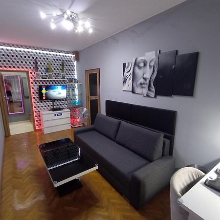 Apartament Venge -Cale Mieszkanie 46M2 Na Wylacznosc - Z Jedna Sypialnia I Jednym Sypialno-Salonem -3 Pietro Bez Windy- Rezerwacja Bez Karty Kredytowej-Klimatyzacja-Netflix-2 Lozeczka Dzieciece- Bezplatny Parking Publiczny Wroclaw Exterior photo